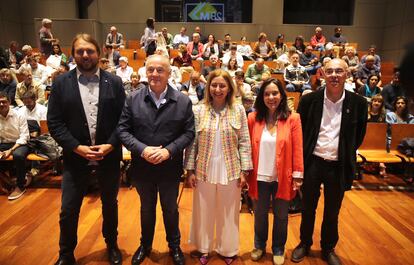La moderadora, Isabel Bravo, en el centro entre los candidatos: de izquierda a derecha, Xan Xove (Marea Atlántica), Miguel Lorenzo (PP), Inés Rey (PSOE) y Francisco Jorquera (BNG).