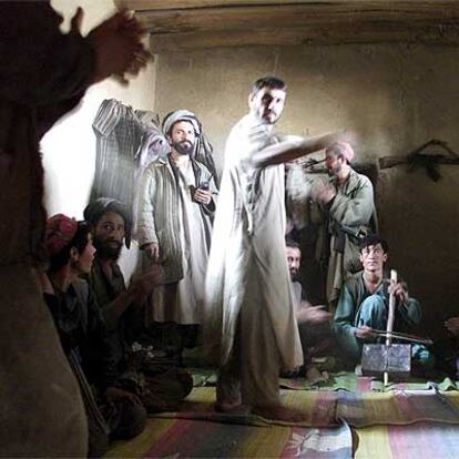 Combatientes contra el poder talibán tocan música y bailan en 2001.
