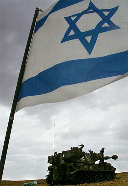 Un blindado israel, junto a la frontera norte de la franja de Gaza.