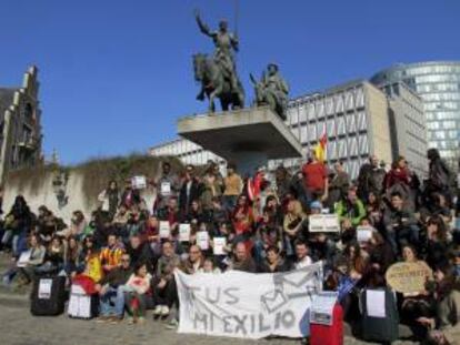 Alrededor de doscientos jóvenes españoles se manifiestan en la Place d'Espagne de Bruselas bajo el lema "NoNosVamosNosEchan" en contra del exilio forzoso que les ha llevado a dejar su país ante la falta de oportunidades laborales. Los manifestantes han entonado protestas en contra de la falta de posibilidades laborales en España para los jóvenes, que sufren una tasa del 55 % de paro, el porcentaje más alto de un país de la Unión Europea.