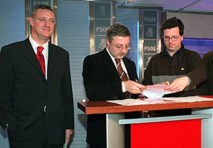 Los socialistas Jesús Caldera y José Blanco, ayer, junto al dirigente de Los Verdes Andrés Sánchez.