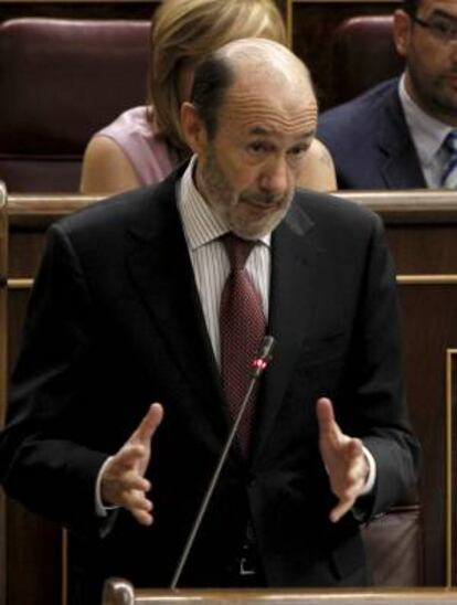 El líder de la oposición, el socialista Alfredo Perez Rubalcaba en el Parlamento de los Diputados ayer.