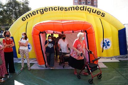 El Departamento catalán de Salud ha iniciado este lunes un cribado de covid-19 en el barrio del Besòs i el Maresme de Barcelona, donde la semana pasada el riesgo de rebrote (EPG) se situaba en 467, muy por encima de los 147,7 que tiene de media toda Cataluña y los 174 de la ciudad de Barcelona.