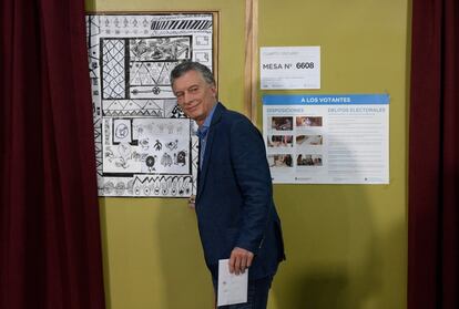 Más de 32 millones de argentinos acudieron a las urnas desde las 8.00 hora local para elegir un nuevo presidente y renovar parte del Congreso. En la imagen, el presidente y candidato de Juntos por el Cambio, Mauricio Macri, se dispone a votar en un centro electoral de Buenos Aires.