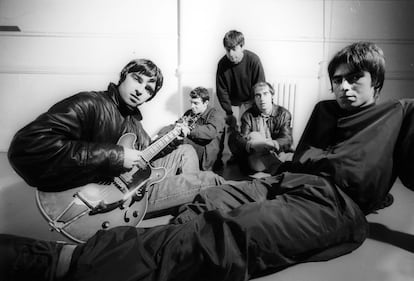 Sesión fotográfica al grupo británico Oasis en 1993, desde la izquierda, Noel Gallagher, Paul Arthurs, Paul McGuigan, Tony McCarroll y Liam Gallagher. 