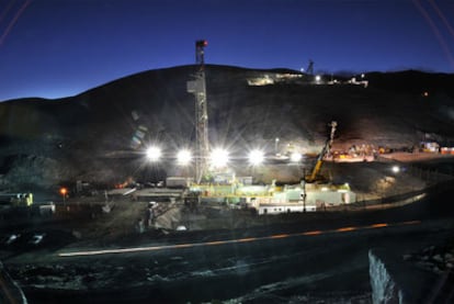 Los focos iluminan la mina San José, donde se hallan atrapados desde el 5 de agosto 33 trabajadores.