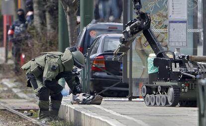 Un robot antiexplosius i un agent tracten de desactivar un artefacte.