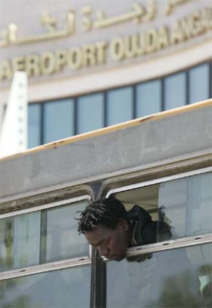 Un inmigrante, antes de ser repatriado desde Oujda.