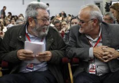 El secretario general de UGT, Cándido Méndez (i) junto al secretario general de UGT-PV, Conrado Hernández, coversan en la clausura del séptimo congreso del sindicato UGT-PV.