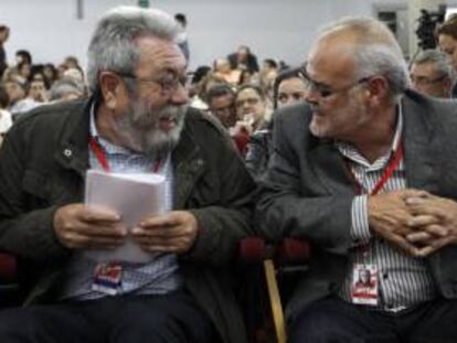 El secretario general de UGT, Cándido Méndez (i) junto al secretario general de UGT-PV, Conrado Hernández, coversan en la clausura del séptimo congreso del sindicato  UGT-PV.