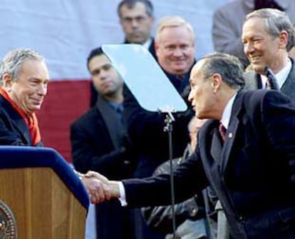El alcalde de Nueva York, Michael Bloomberg (izquierda), saluda a Rudolph Giuliani, ayer en el Ayuntamiento.