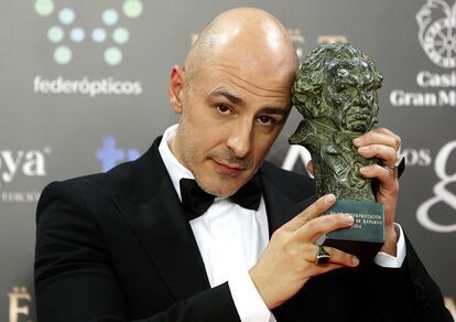 El actor Roberto Álamo con su Goya al Mejor Actor de Reparto por la película 'La gran familia española'.