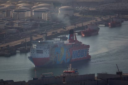 El barco Moby, popularmente conocido como Piolín y que ha alojado a fuerzas de seguridad en las últimas semanas, en su salida del puerto de Barcelona.