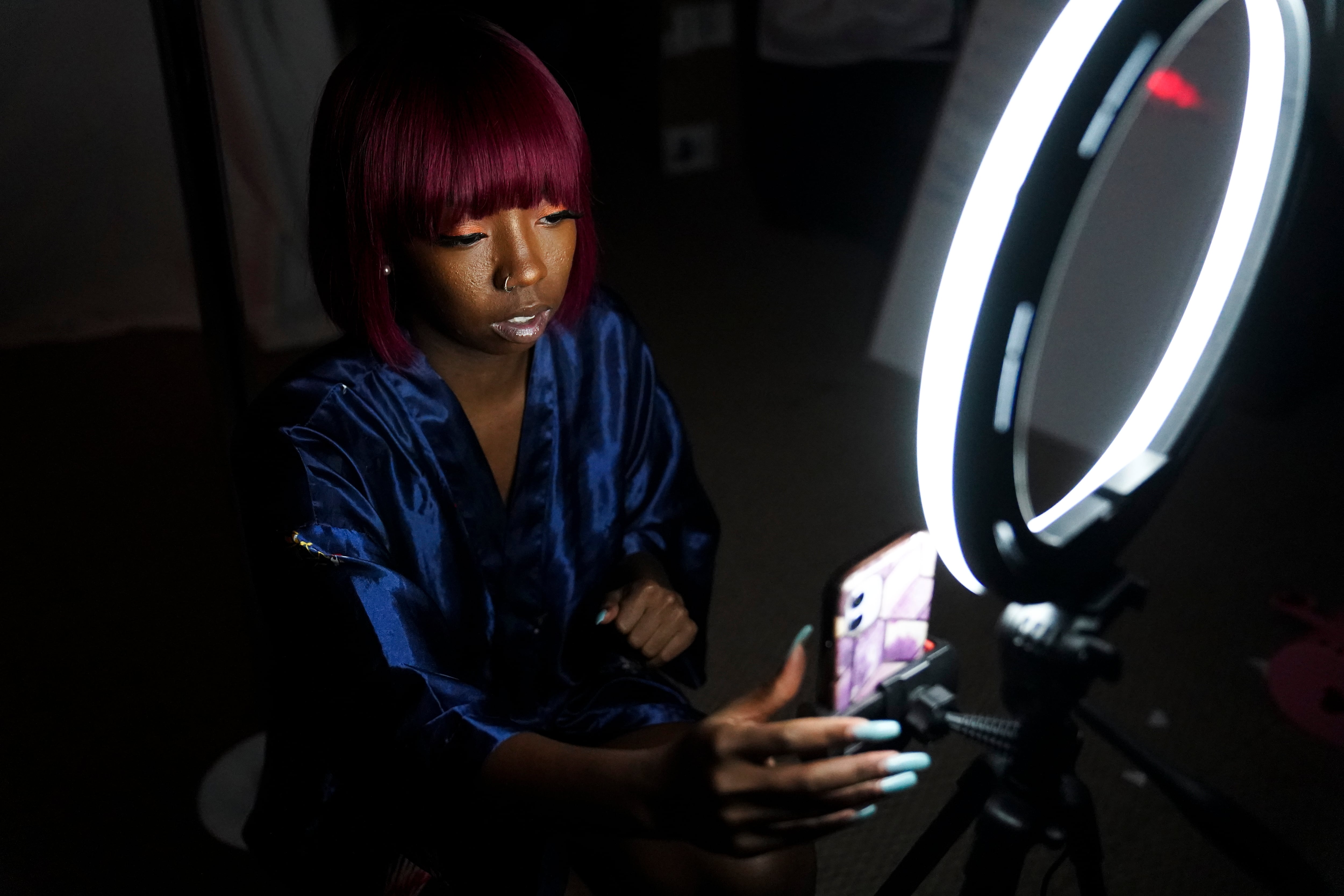 Del ‘sugar dating’ a OnlyFans, nuevas rutas hacia la prostitución: “¿Qué hago con este señor que podría ser mi padre?”