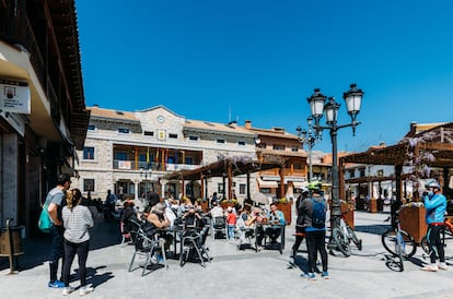 Terrazas en la plaza Mayor de la localidad madrileña de Manzanares el Real. 