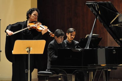 Tabea Zimmermann y Javier Perianes (centro), durante el concierto.