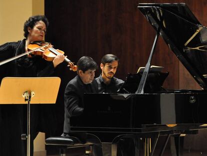 Tabea Zimmermann y Javier Perianes (centro), durante el concierto.