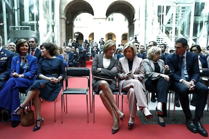 D'esquerra a dreta, la presidenta de l'Assemblea de Madrid, Paloma Adrados; la llavors vicepresidenta del Govern espanyol, Soraya Sáenz de Santamaría; la que era ministra de Defensa, María Dolores de Cospedal; la delegada del Govern central, Concepción Dancausa; l'alcaldessa de Madrid, Manuela Carmena, i el líder del PSOE, avui president del Govern espanyol, Pedro Sánchez, en la celebració del Dos de Maig a la reial Casa de Correus de Madrid, el 2 de maig del 2018.