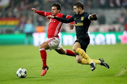 Juan Bernat y Gabi luchan por el balón en un momento del ecuentro.