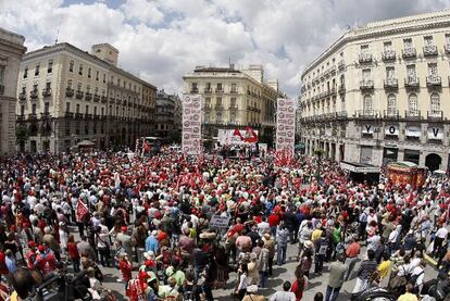 Los manifestantes siguen los discursos de los líderes sindicales en la Puerta del Sol de Madrid.