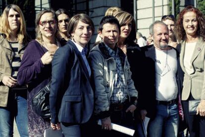 Representantes de colectivos transexuales se concentraron ayer a las puertas del Ministerio de Sanidad.