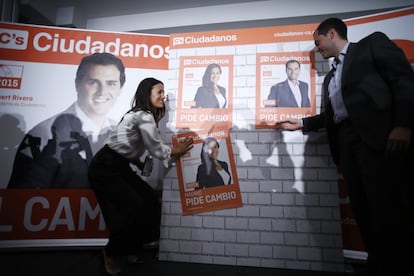 Begoña Villacís, candidata por Ciudadanos a la alcaldía de Madrid, e Ignacio Aguado, candidato a presidente de la Comunidad de Madrid, en la tradicional pegada de carteles que marca el inicio de la campaña electoral, el 7 de mayo de 2015. Ciudadanos, con 17 diputados, sustituye a UPyD como cuarta fuerza en la Asamblea de Madrid. La formación naranja resulta clave en las elecciones del 24-M con su decisión de apoyar las listas más votadas: además de en Madrid, decidirán en La Rioja, Murcia y Castilla y León.