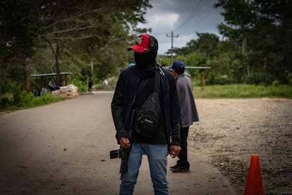 Debido a la inseguridad creciente generada por el crimen organizado en el noreste de Chiapas, miembros de la guardia comunitaria  de la poblado de Frontera Corozal montan guardias para restringir temporalmente el acceso a su comunidad, el 6 de febrero de 2024.  
