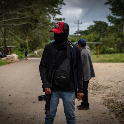 Pobladores de la comunidad Frontera Corozal, en el municipio de Ocosingo,  Chiapas, montaron guardias comunitarias de 24 horas para restringir temporalmente el acceso al lugar debido a la inseguridad creciente generada por el crimen organizado en la región. En la imagen, miembros de la guardia comunitaria en el punto de ingreso a Frontera Corozal, el 6 de febrero de 2024.  El sitio era visitado por cientos de turistas que llegaban a la zona arqueológica de Yaxchilán, en la selva lacandona.
