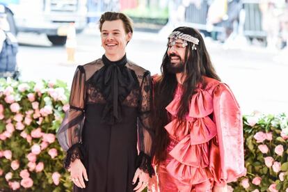 Harry Styles y Alessandro Michele, director creativo de Gucci, en la gala del Met en mayo.