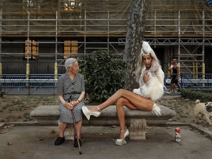 Una anciana observa el posado de un participante en el Orgullo Gay de 2016 en Madrid.