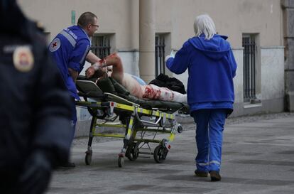 Una persona herida es trasladada por los servicios de emergencias frente a la estación de metro de Sennaya Ploshchad, en San Petersburgo.