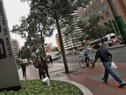 La plaza colombiana fue la que más se apreció en la región, al subir un 0,70 % su índice de capitalización (COLCAP) que cerró en 1.613,81 enteros, con un volumen de negocios por valor de 14,37 millones de dólares. EFE/Archivo