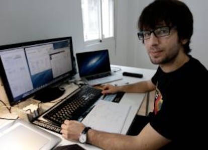 El joven informático valenciano Pau Giner ha diseñado el selector de idiomas y el traductor de la Wikipedia, la mayor enciclopedia virtual gratuita del mundo. En la imagen Giner en el estudio de su domicilio en el barrio valenciano de Campanar.