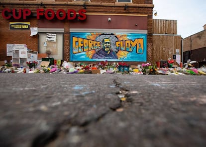 El mural de seis metros levantado por Cadex Herrera, Greta McClain y Xena Goldman en la puerta del supermercado de Minneapolis donde fue asesinado George Floyd se ha convertido en lugar de peregrinaje de los vecinos para honrar la memoria del afroamericado víctima del racismo policial. |