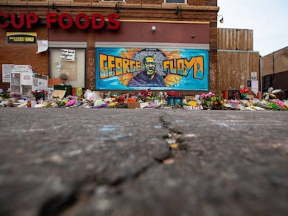 El mural de seis metros levantado por Cadex Herrera, Greta McClain y Xena Goldman en la puerta del supermercado de Minneapolis donde fue asesinado George Floyd se ha convertido en lugar de peregrinaje de los vecinos para honrar la memoria del afroamericado víctima del racismo policial. |