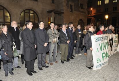 Concentración de Gesto por la Paz en la plaza de Correos de Vitoria.