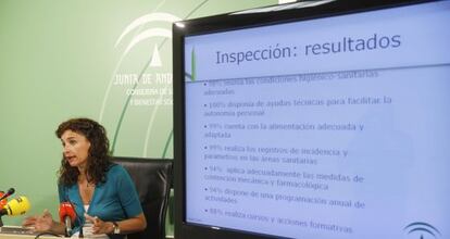 La consejera de Salud y Bienestar Social, María Jesús Montero, presenta los datos de las inspecciones en servicios sociales.