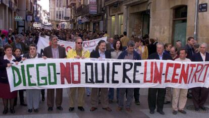 Vecinos de Soria se manifiestan en contra del caso de Diego, un niño que permanece en un centro de acogida.