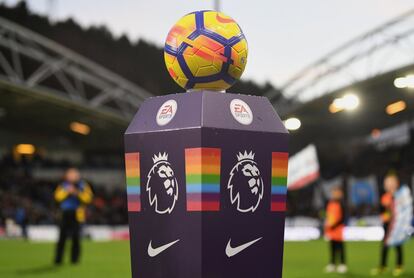 La Premier League de Inglaterra se une a la campaña #RainbowLaces de Stonewall que tiene como objetivo apoyar a todas las personas lesbianas, gais, bisexuales y trans para promover la inclusión y la conciencia dentro del deporte.