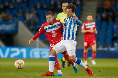 El centrocampista de la Real Sociedad Martín Zubimendi disputa el balón con Adrián Embarba, del Espanyol