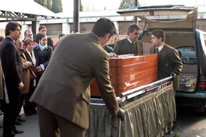 El féretro de uno de los vigilantes asesinados en Correos, a su llegada al crematorio en que fue incinerado.