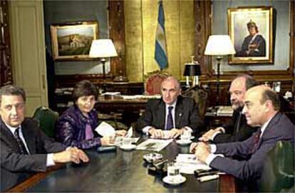 De la Rúa, en el centro, la ministra Bullrich y el ministro Cavallo, a la derecha, en la reunión celebrada ayer.