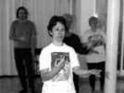 B 34462 - (12.5.2000) - Color - Teresa Durán, profesora de Tai Chi - Foto : Arduino Vannucchi -