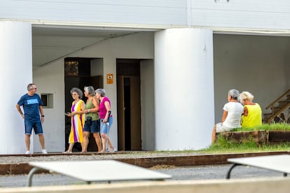 Evacuados en el en el polideportivo Pabellón Ciudad de Plasencia, el jueves.