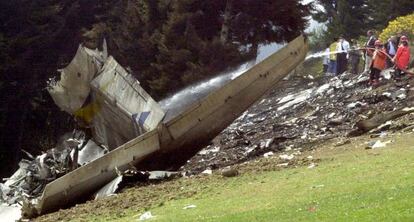 Bomberos turcos rastrean los restos del avión Yak 42 en mayo de 2003.
