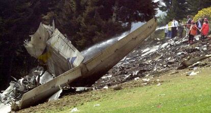 Bomberos turcos rastrean los restos del avi&oacute;n Yak 42 en mayo de 2003.