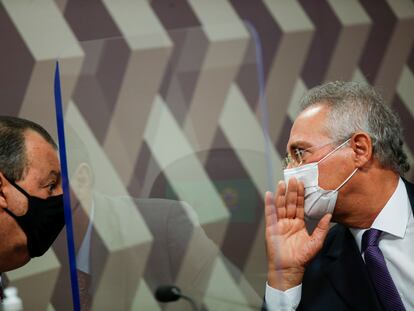 Os senadores Omar Aziz e Renan Calheiros, respectivamente presidente e relator da CPI da Pandemia, durante sessão nesta quinta.