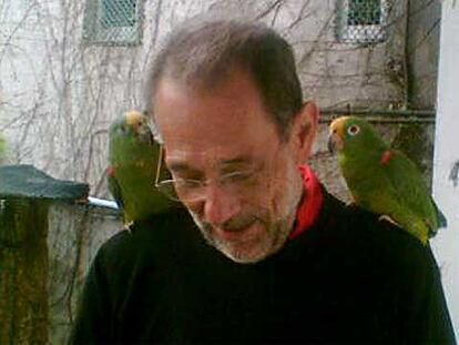 Javier Solana, este verano, con dos loros al hombro.