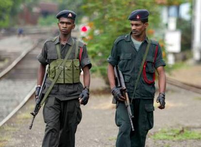 Dos soldados del Gobierno de Sri Lanka patrullan en un campo de entrenamiento de los rebeldes tamiles capturado ayer