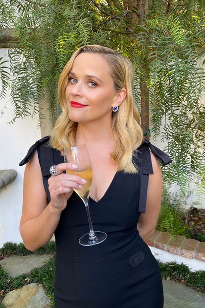 Reese Witherspoon, que hizo acto de presencia en uno de los sketches de la gala, llevó un sencillo vestido negro con lazada firmado por Louis Vuitton.